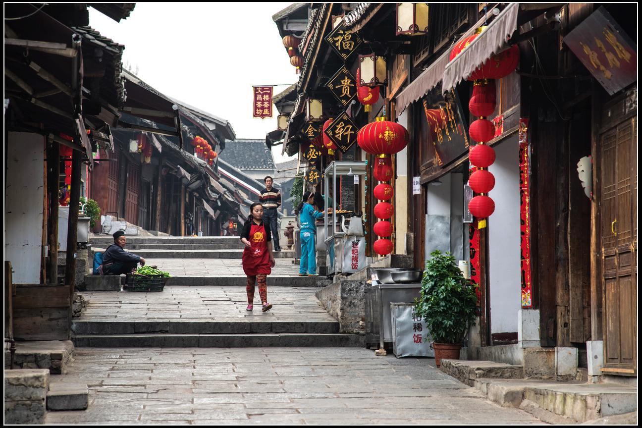 凤凰传奇一己之力，带火00后“代舞”，有人一天收入3000能跳50首歌